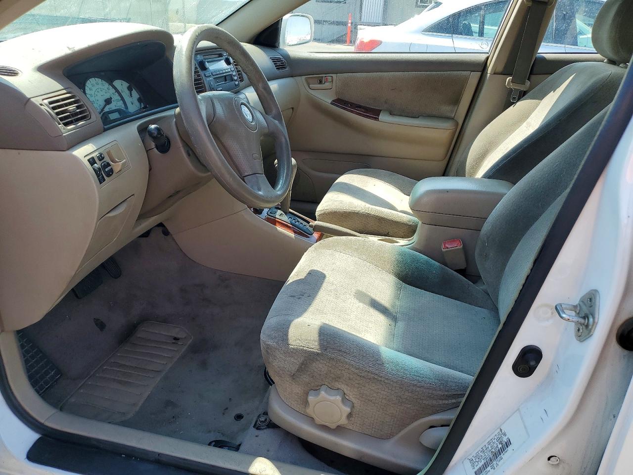 2004 Toyota Corolla Le White vin: JTDBR32E942018578