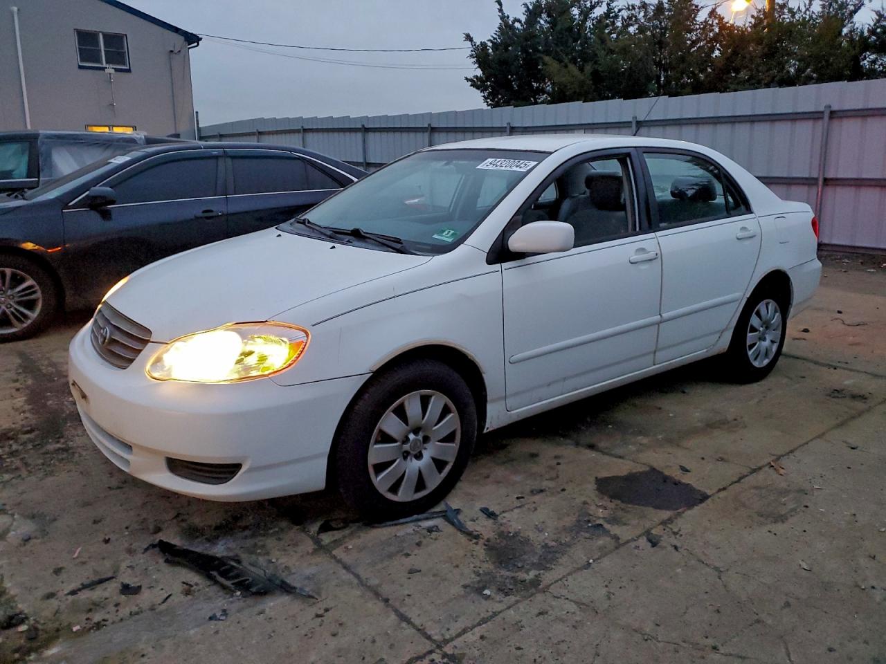 2004 Toyota Corolla Ce White vin: JTDBR32E942040872