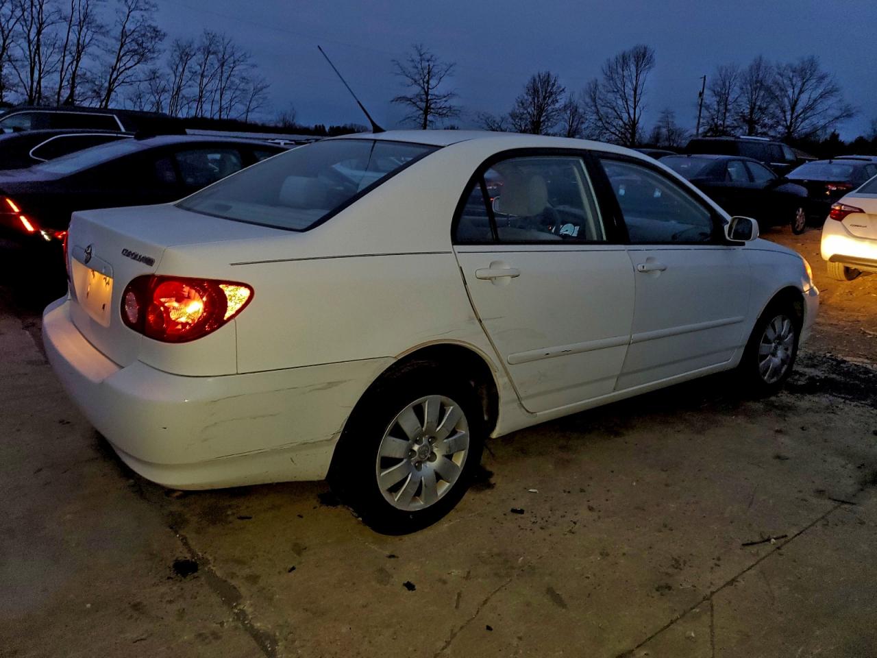 2004 Toyota Corolla Ce White vin: JTDBR32E942040872