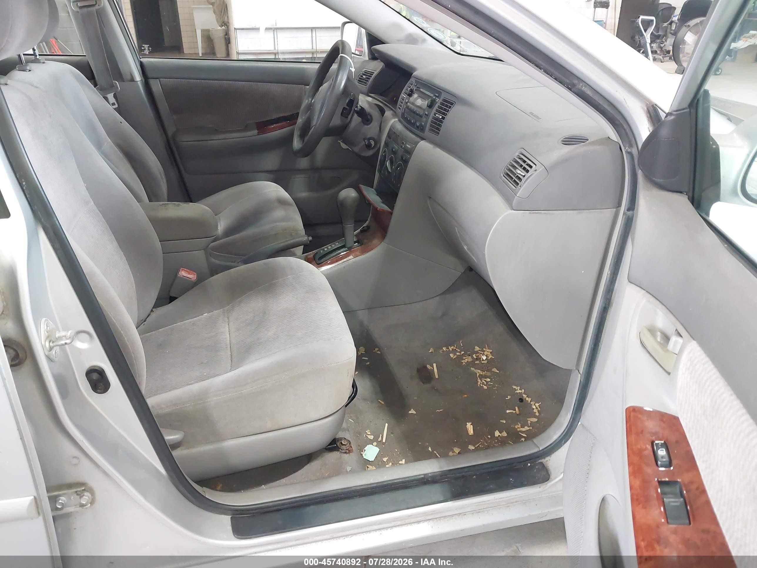 2005 Toyota Corolla Le Silver vin: JTDBR32E952048939