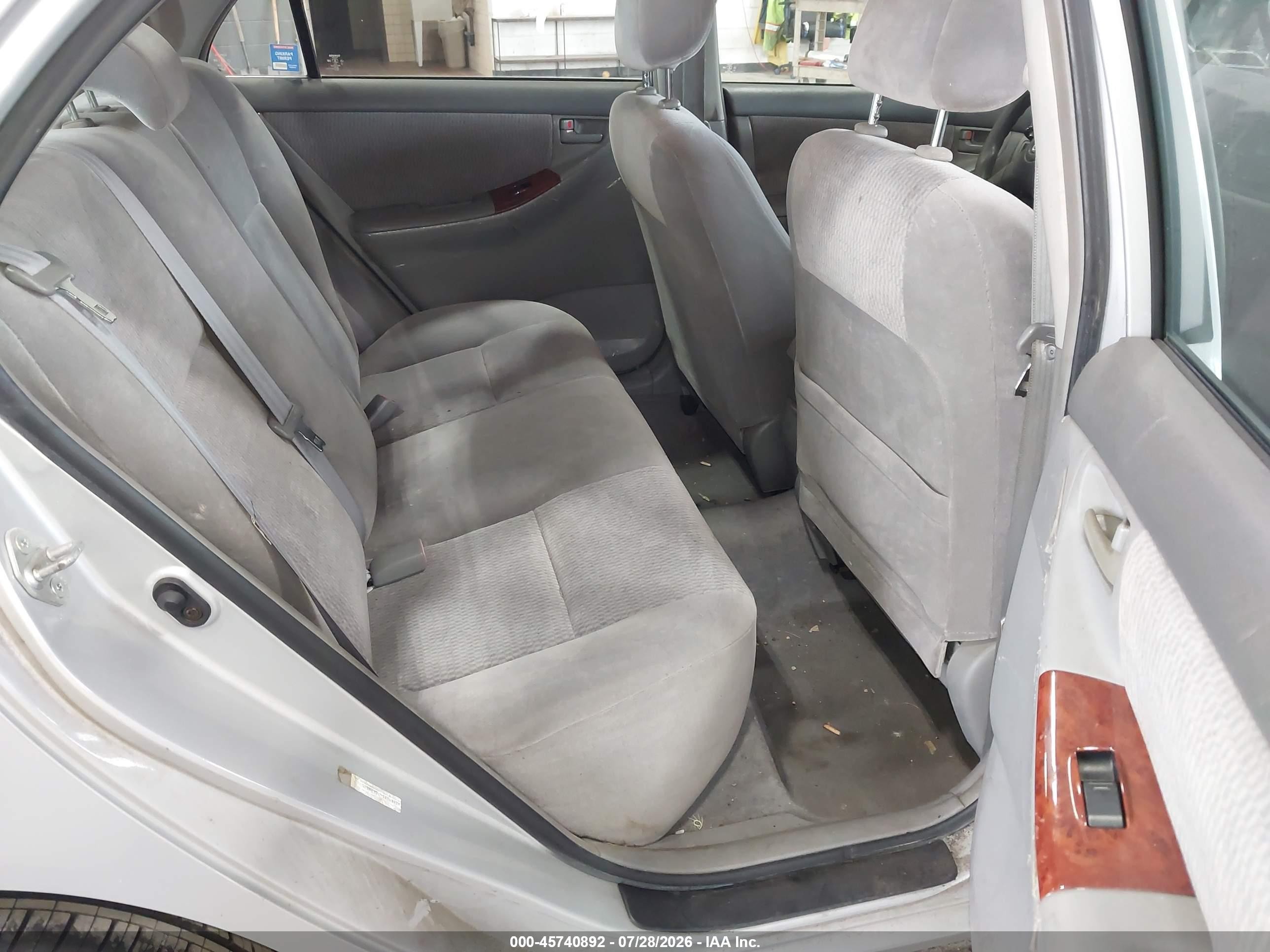 2005 Toyota Corolla Le Silver vin: JTDBR32E952048939