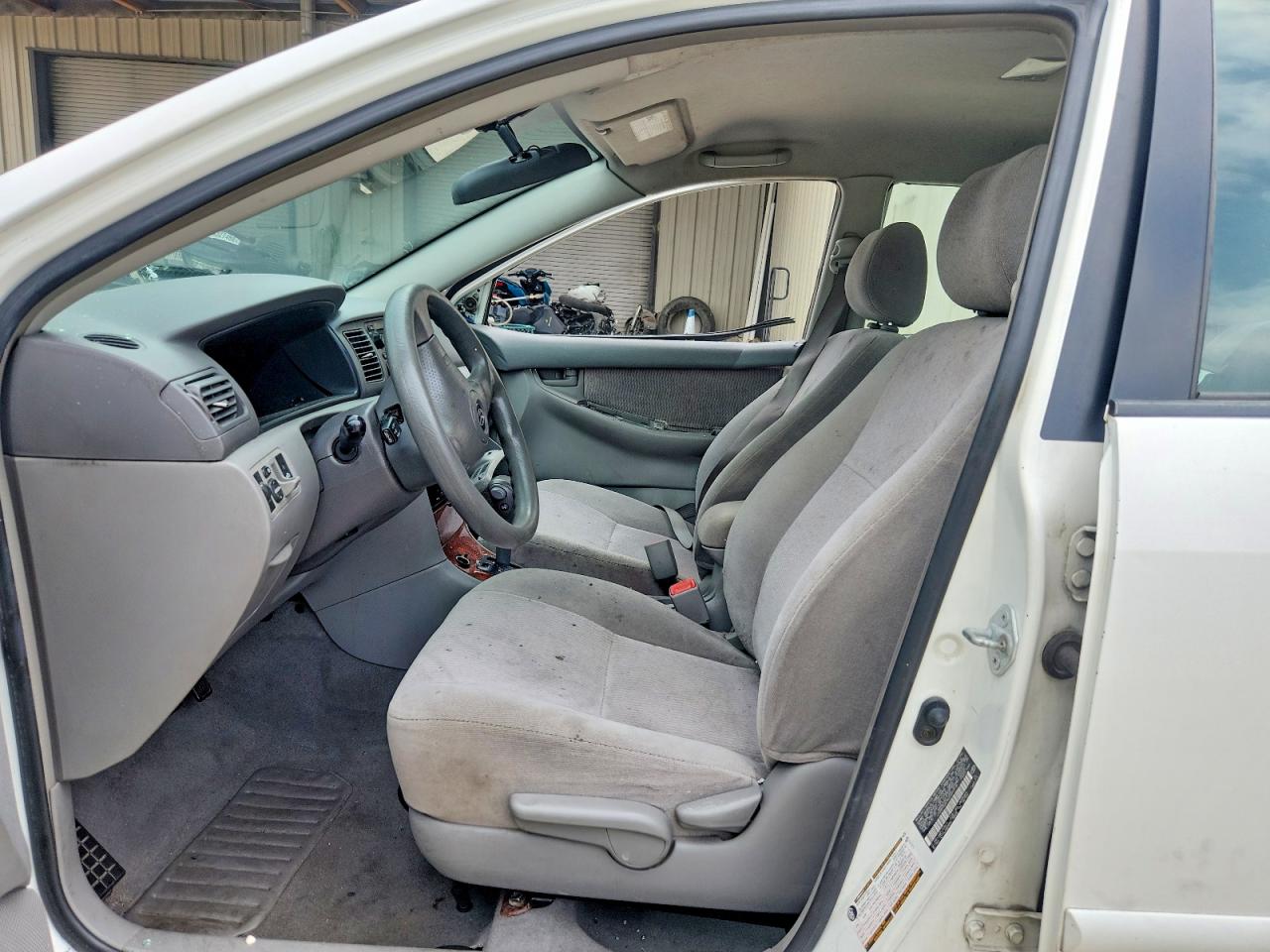 2006 Toyota Corolla Le White vin: JTDBR32E960069318
