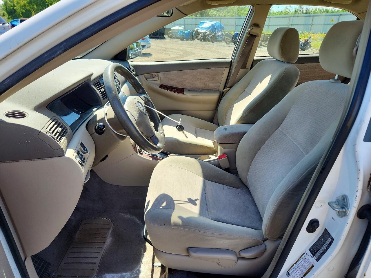 2006 Toyota Corolla Le White vin: JTDBR32E960076172