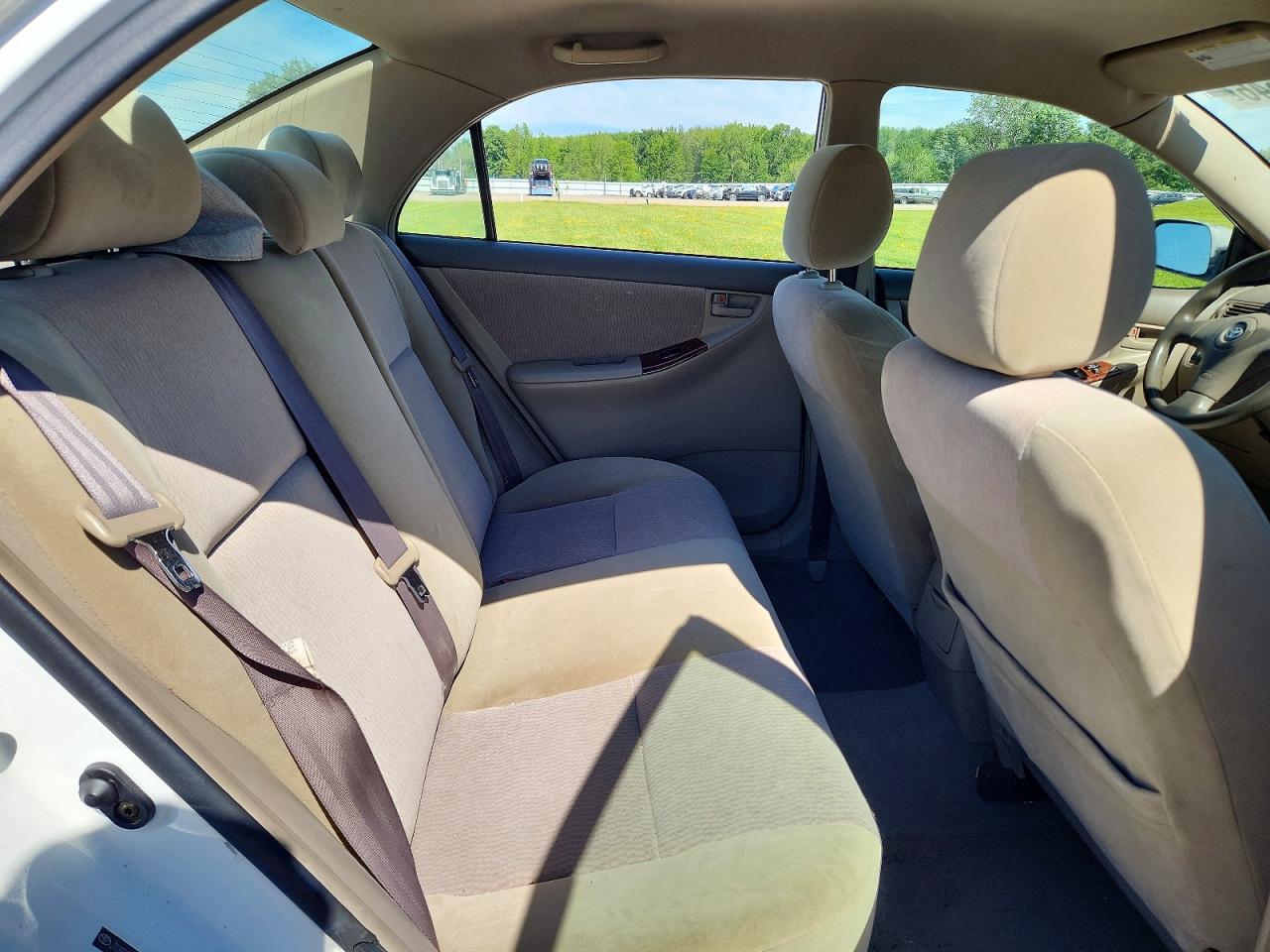 2006 Toyota Corolla Le White vin: JTDBR32E960076172