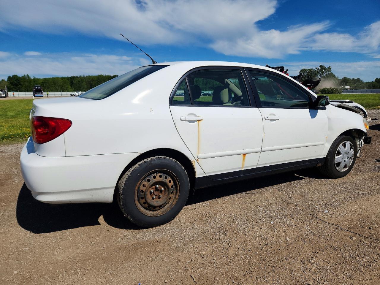 2006 Toyota Corolla Le White vin: JTDBR32E960076172