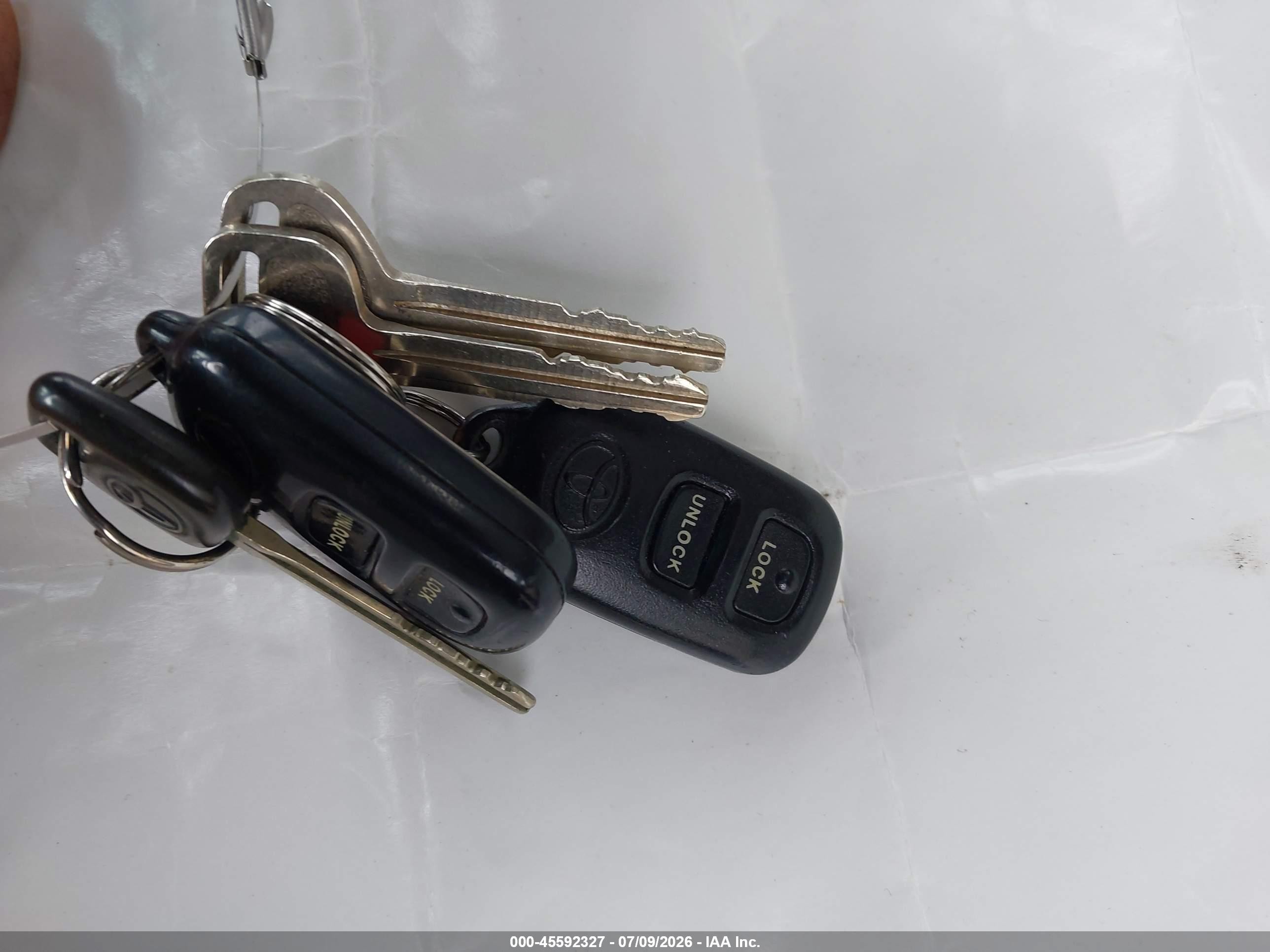 2004 Toyota Corolla Le Silver vin: JTDBR32EX42033705