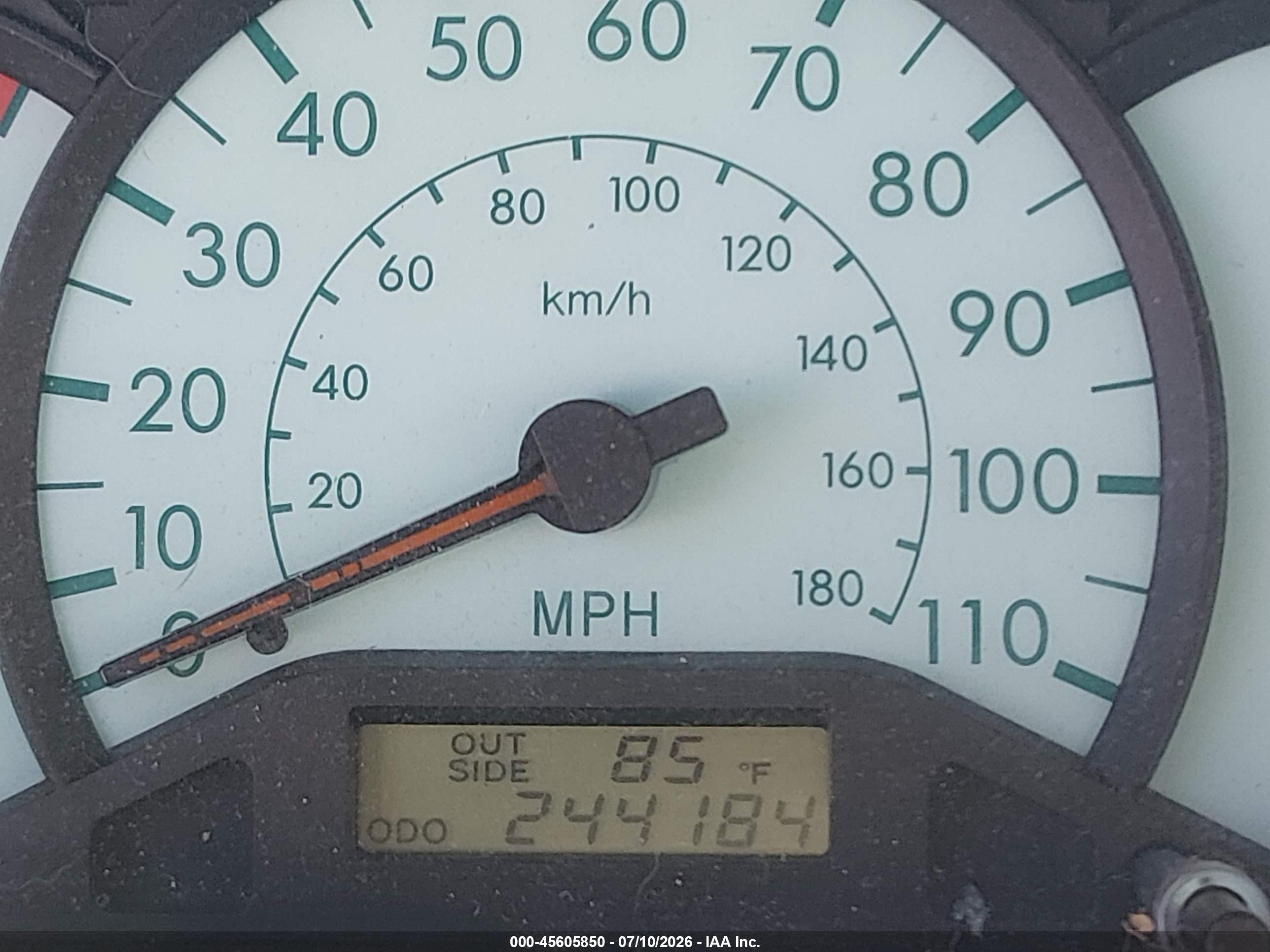 2003 Toyota Corolla Le Red vin: JTDBR38E732009870