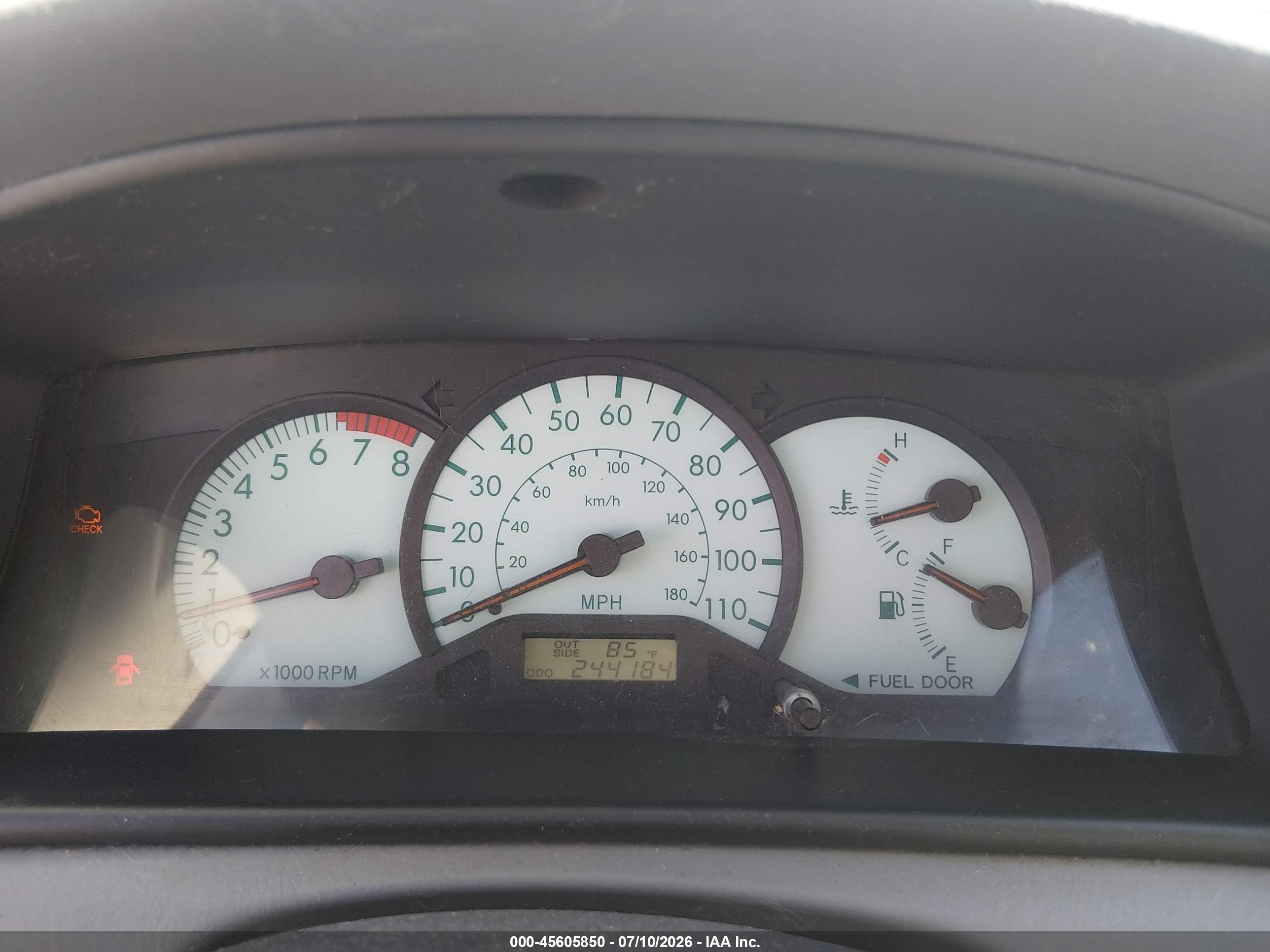 2003 Toyota Corolla Le Red vin: JTDBR38E732009870