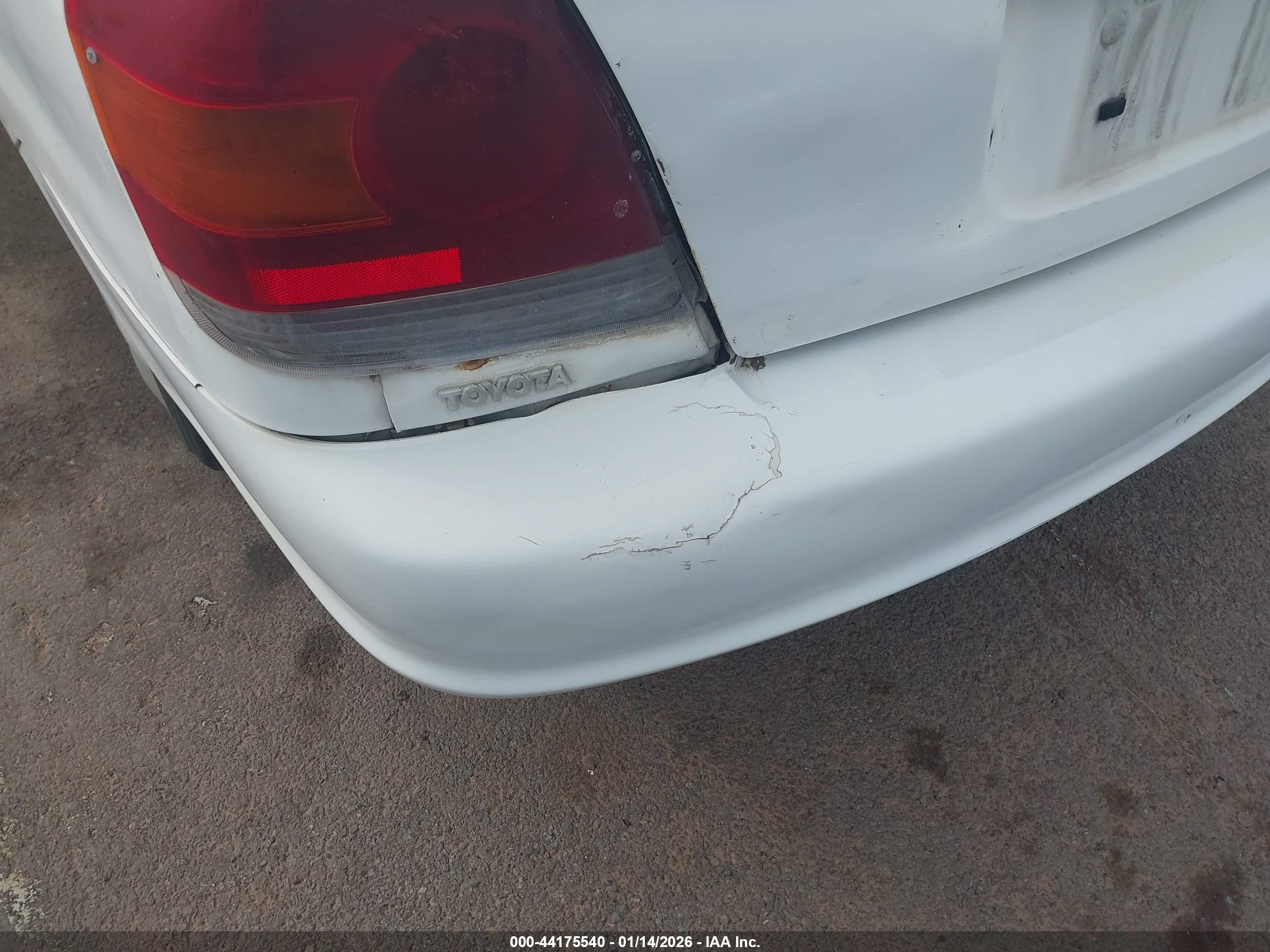 2004 Toyota Echo   Белый vin: JTDBT123640333788