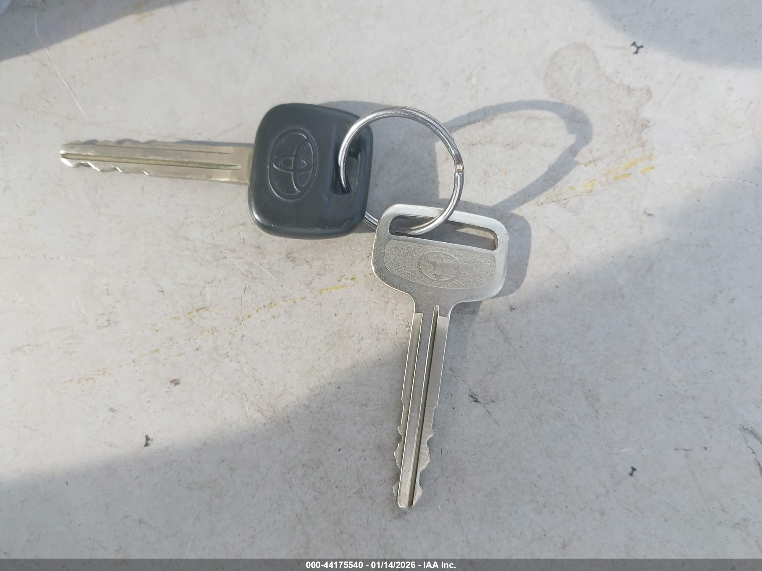 2004 Toyota Echo   Белый vin: JTDBT123640333788