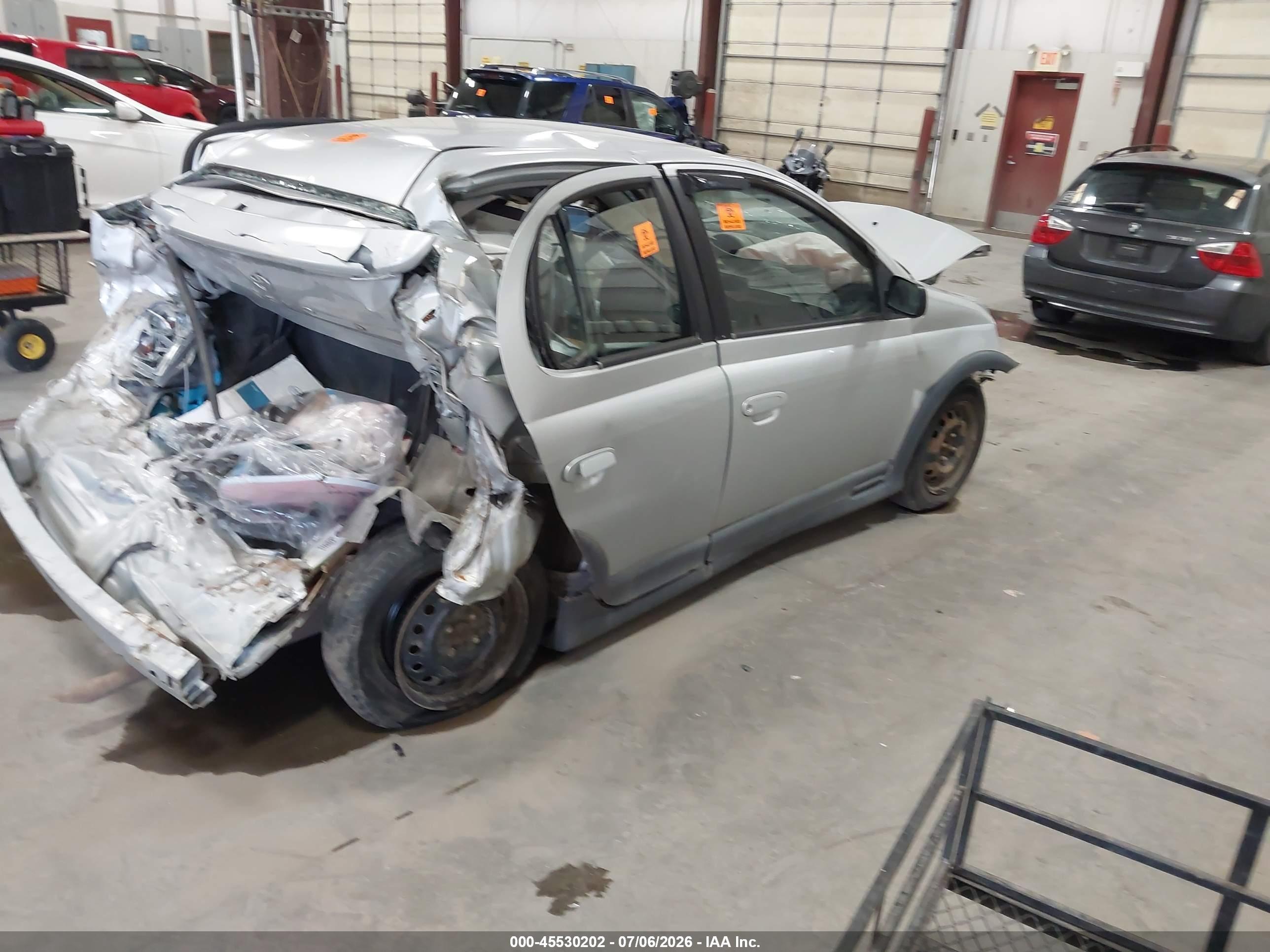 2001 Toyota Echo   Серебряный vin: JTDBT123710185517