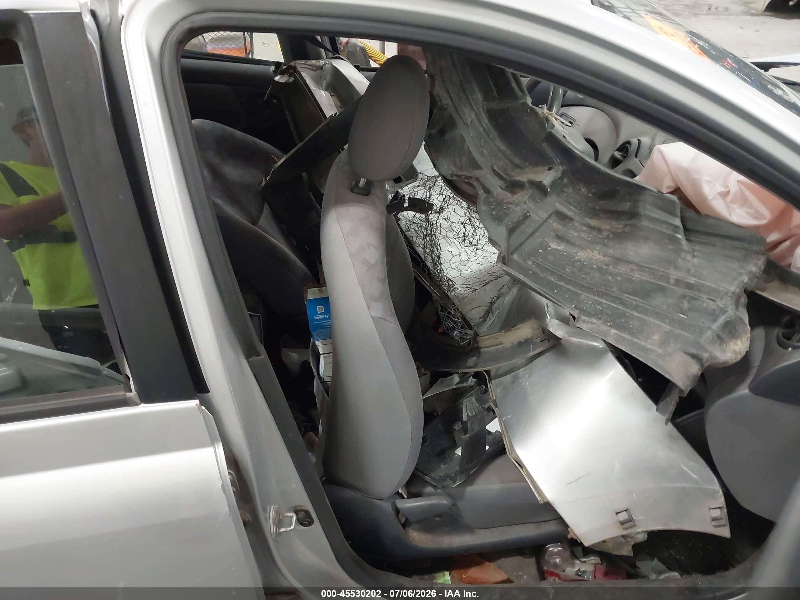 2001 Toyota Echo   Серебряный vin: JTDBT123710185517