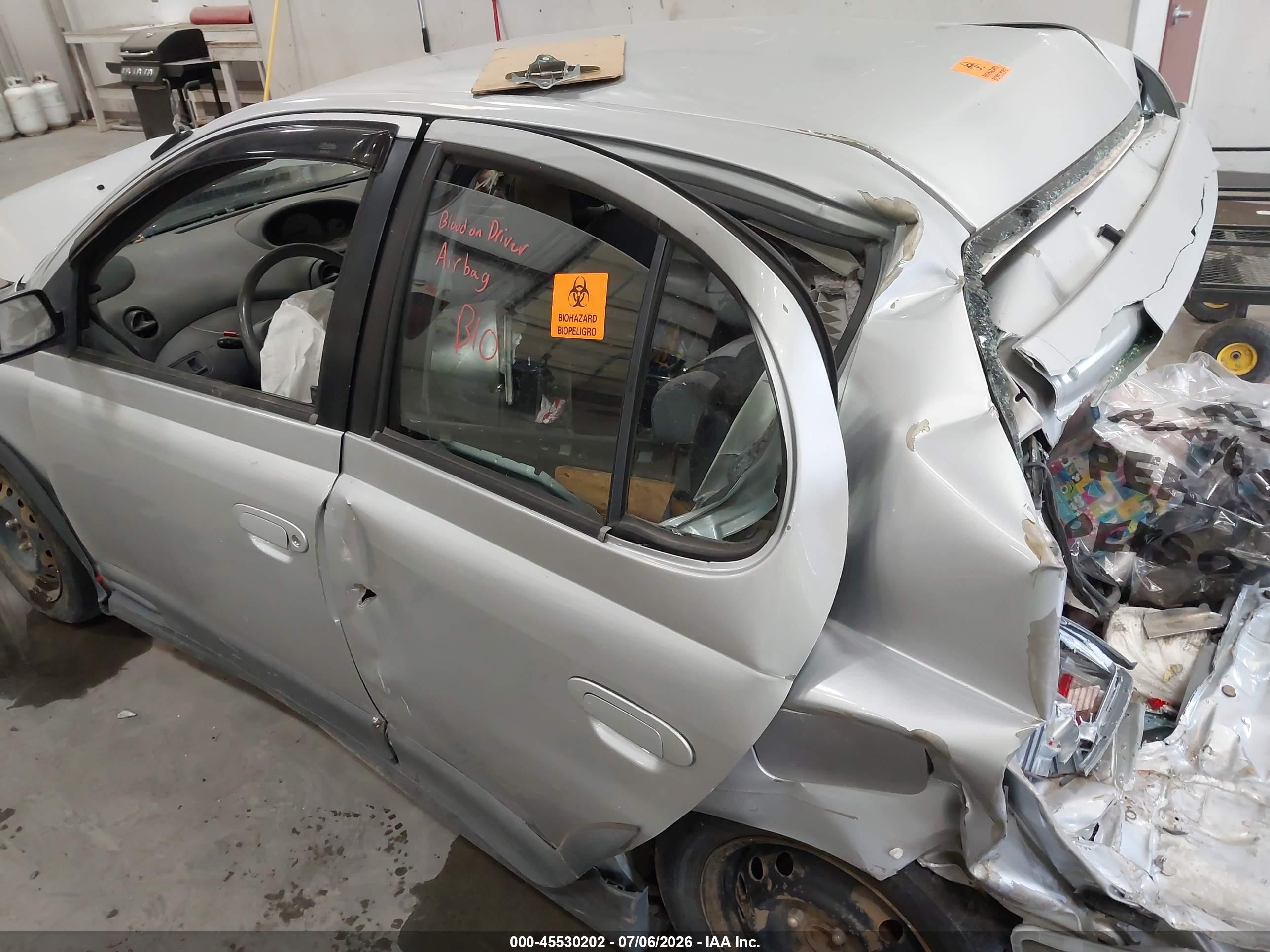 2001 Toyota Echo   Серебряный vin: JTDBT123710185517