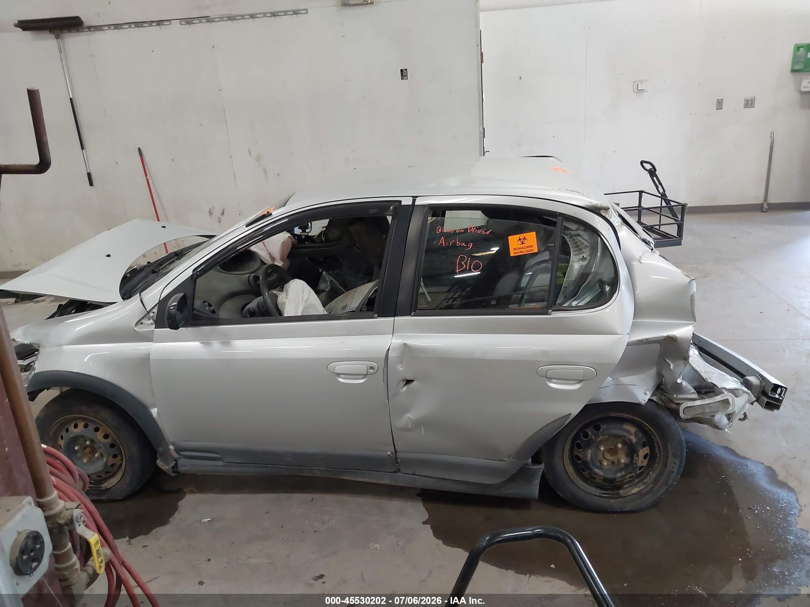 2001 Toyota Echo   Серебряный vin: JTDBT123710185517