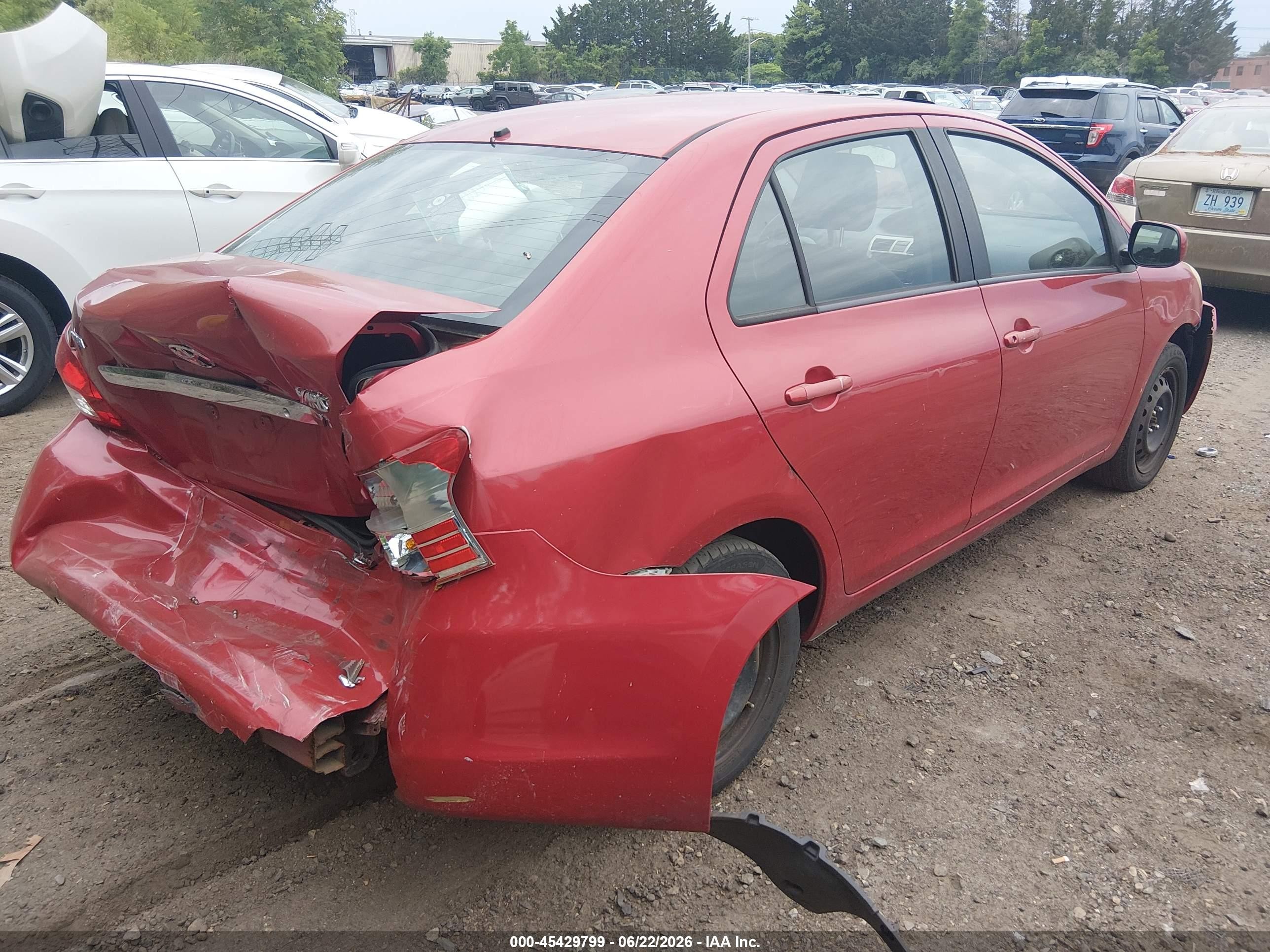 2010 Toyota Yaris   Red vin: JTDBT4K30A1361920