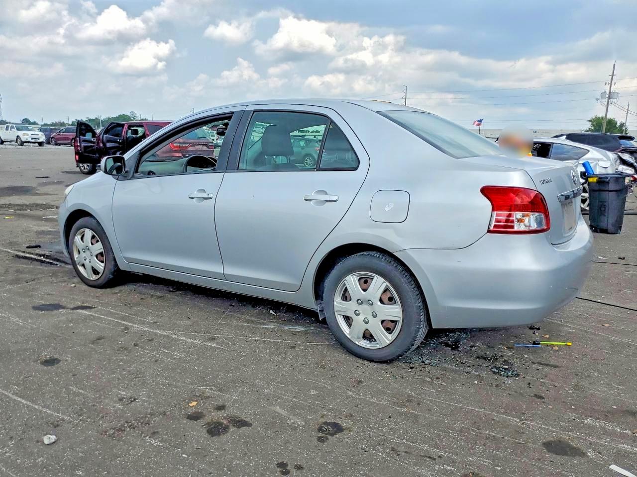 2010 Toyota Yaris Base Silver vin: JTDBT4K30A1364543