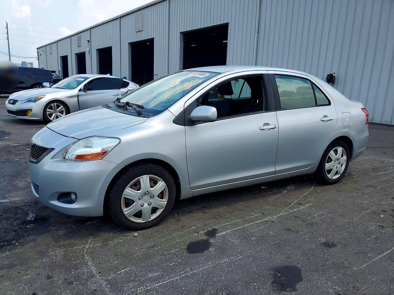 2010 Toyota Yaris Base Silver vin: JTDBT4K30A1364543