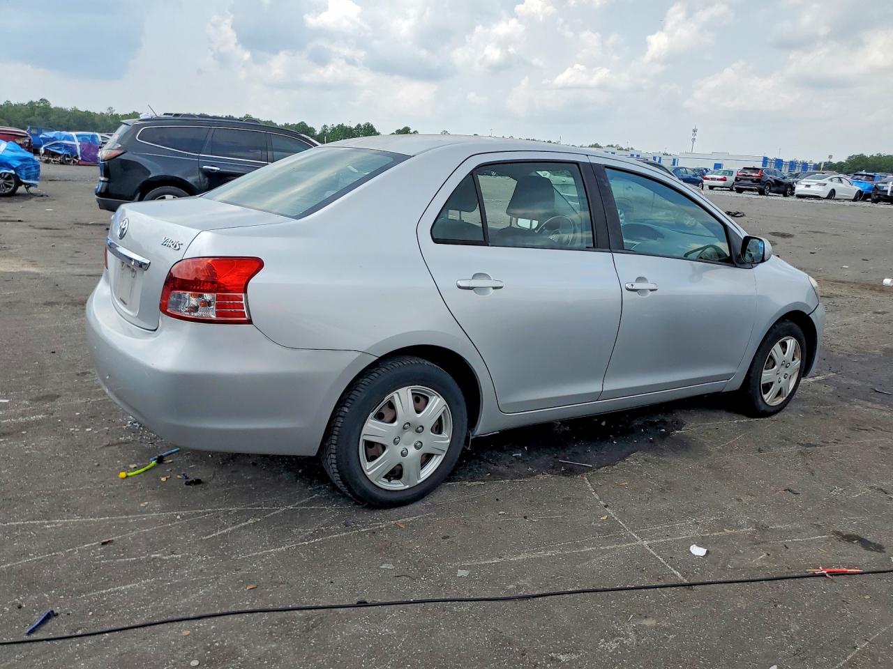 2010 Toyota Yaris Base Silver vin: JTDBT4K30A1364543