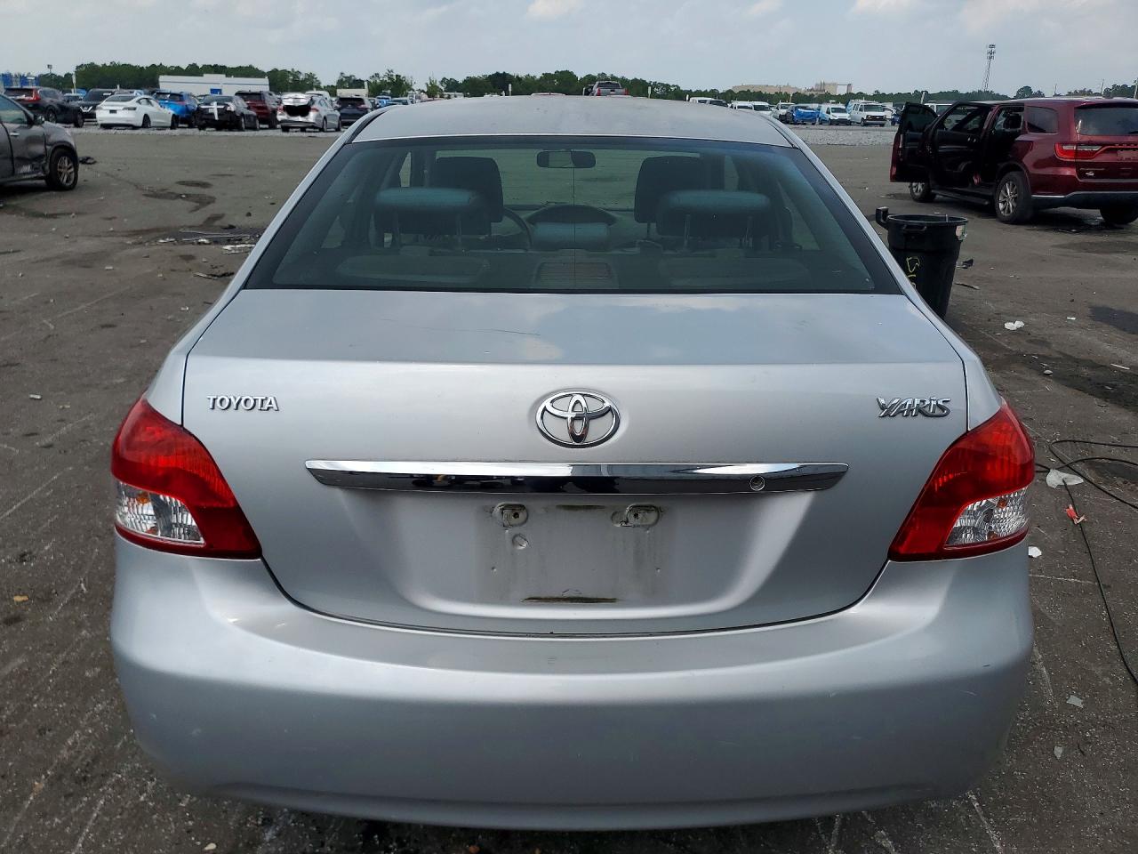 2010 Toyota Yaris Base Silver vin: JTDBT4K30A1364543