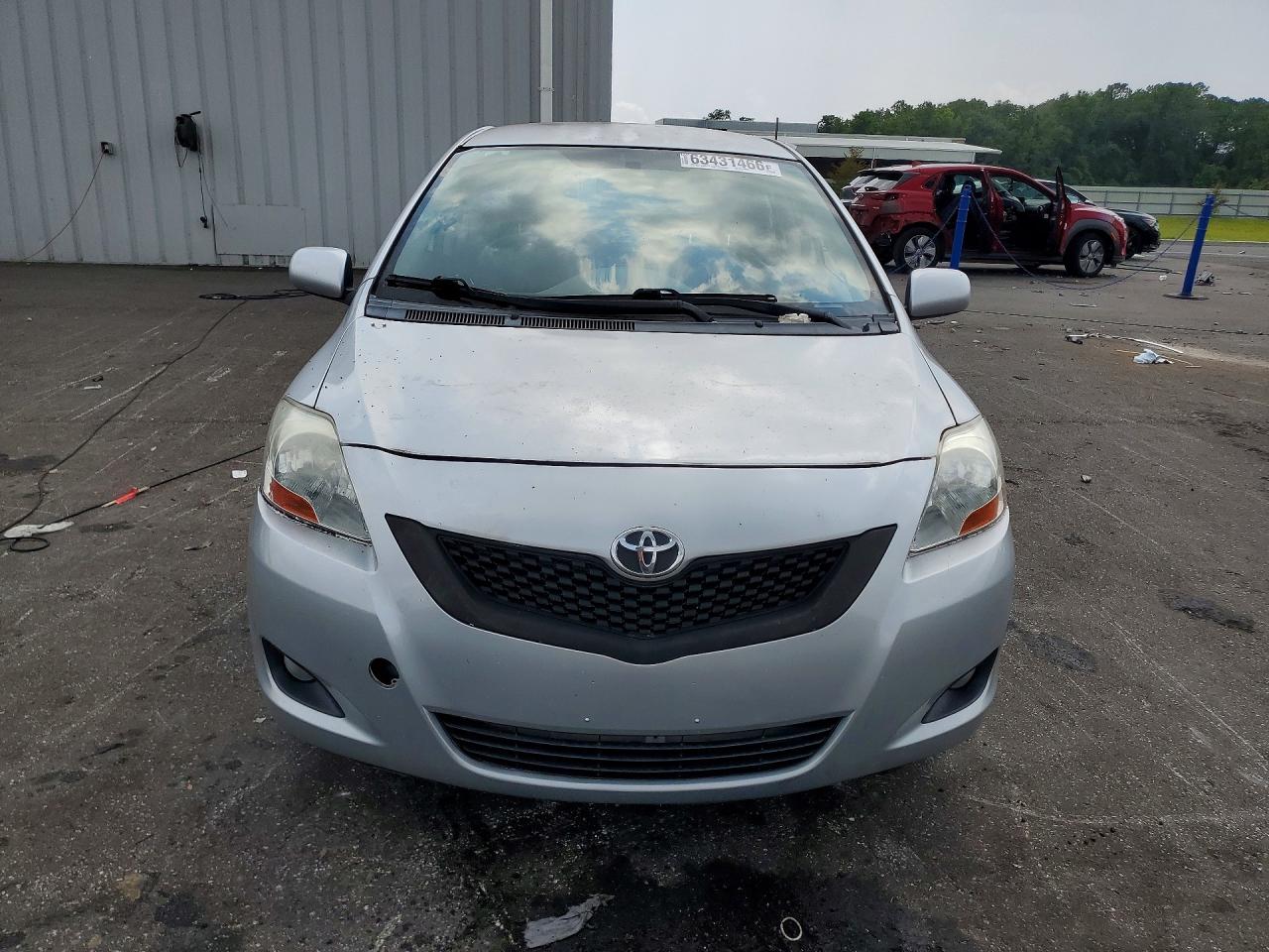 2010 Toyota Yaris Base Silver vin: JTDBT4K30A1364543