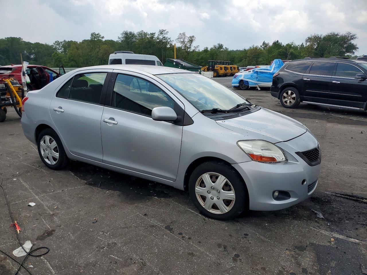 2010 Toyota Yaris Base Silver vin: JTDBT4K30A1364543
