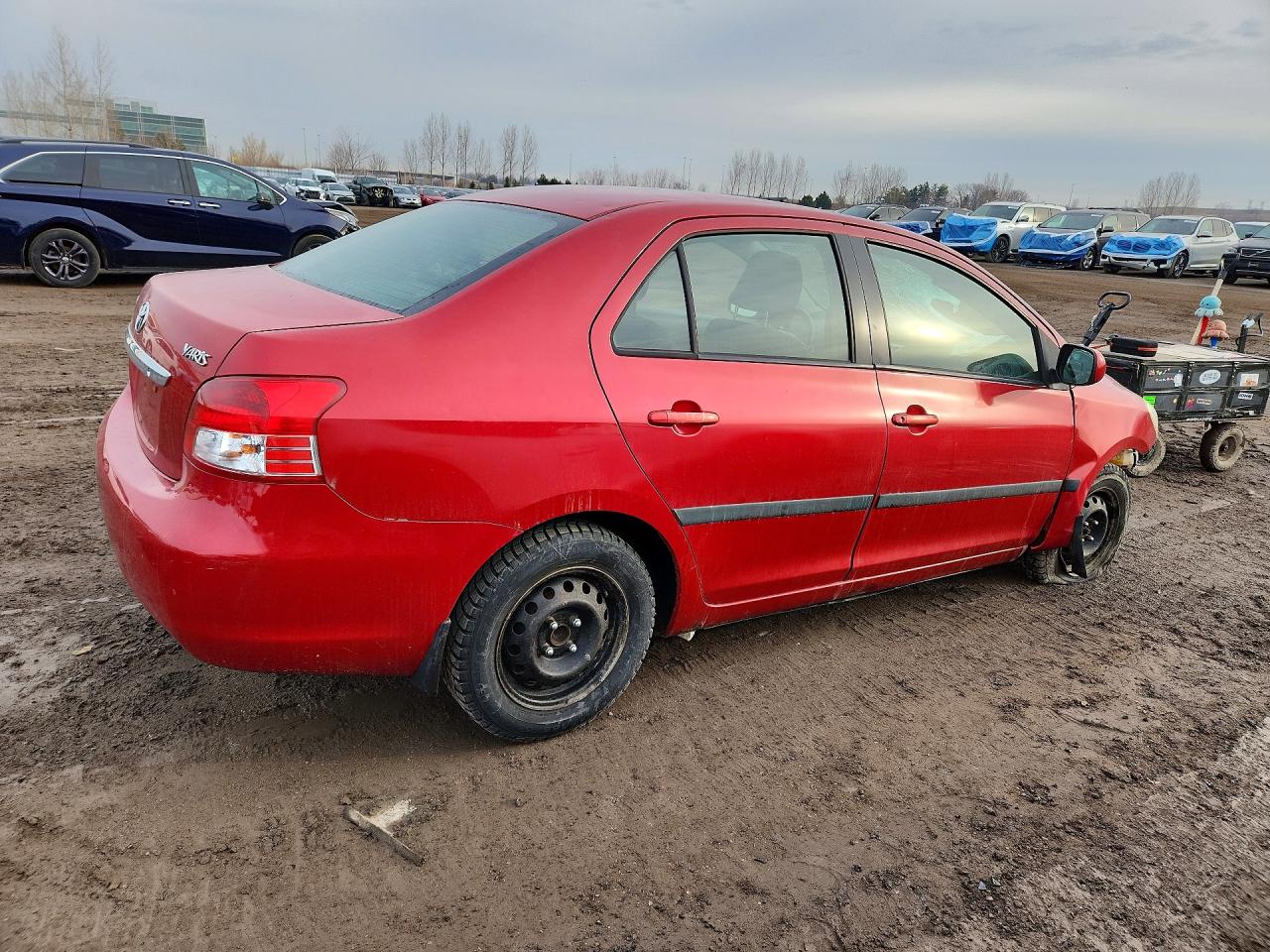 2010 Toyota Yaris Base Красный vin: JTDBT4K30A1368740
