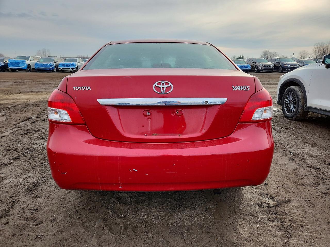 2010 Toyota Yaris Base Красный vin: JTDBT4K30A1368740