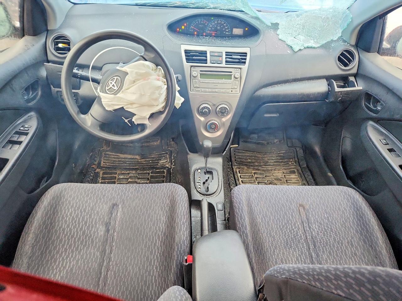 2010 Toyota Yaris Base Красный vin: JTDBT4K30A1368740