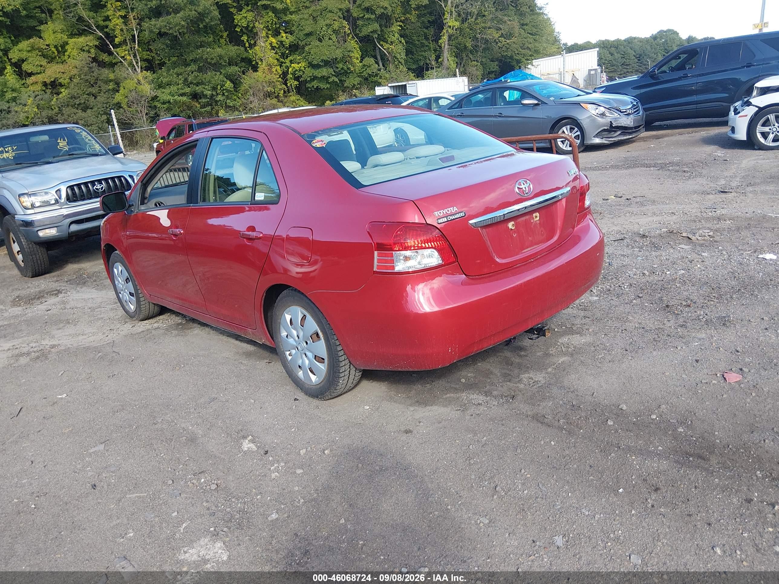 2010 Toyota Yaris   Red vin: JTDBT4K30A1377518