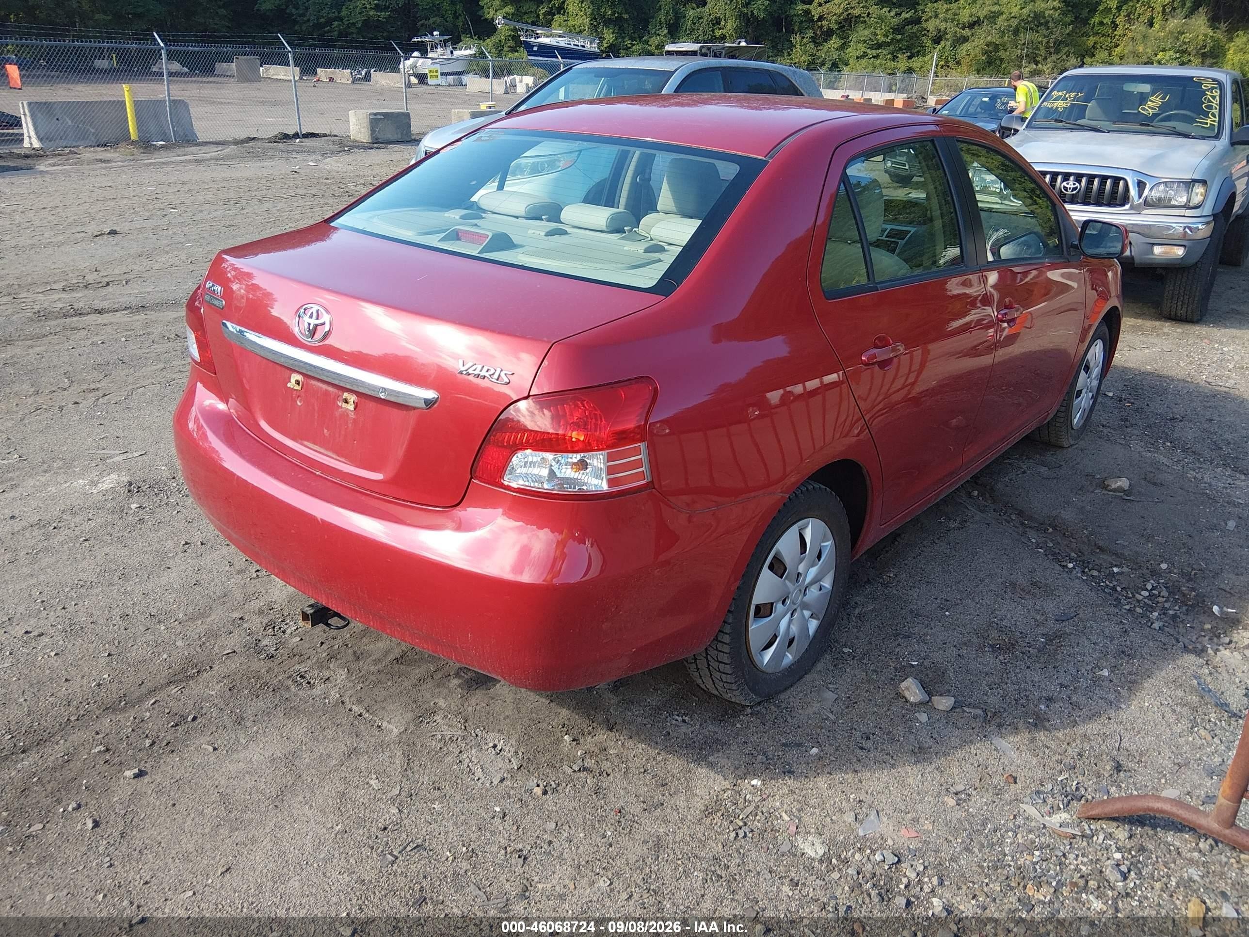 2010 Toyota Yaris   Red vin: JTDBT4K30A1377518