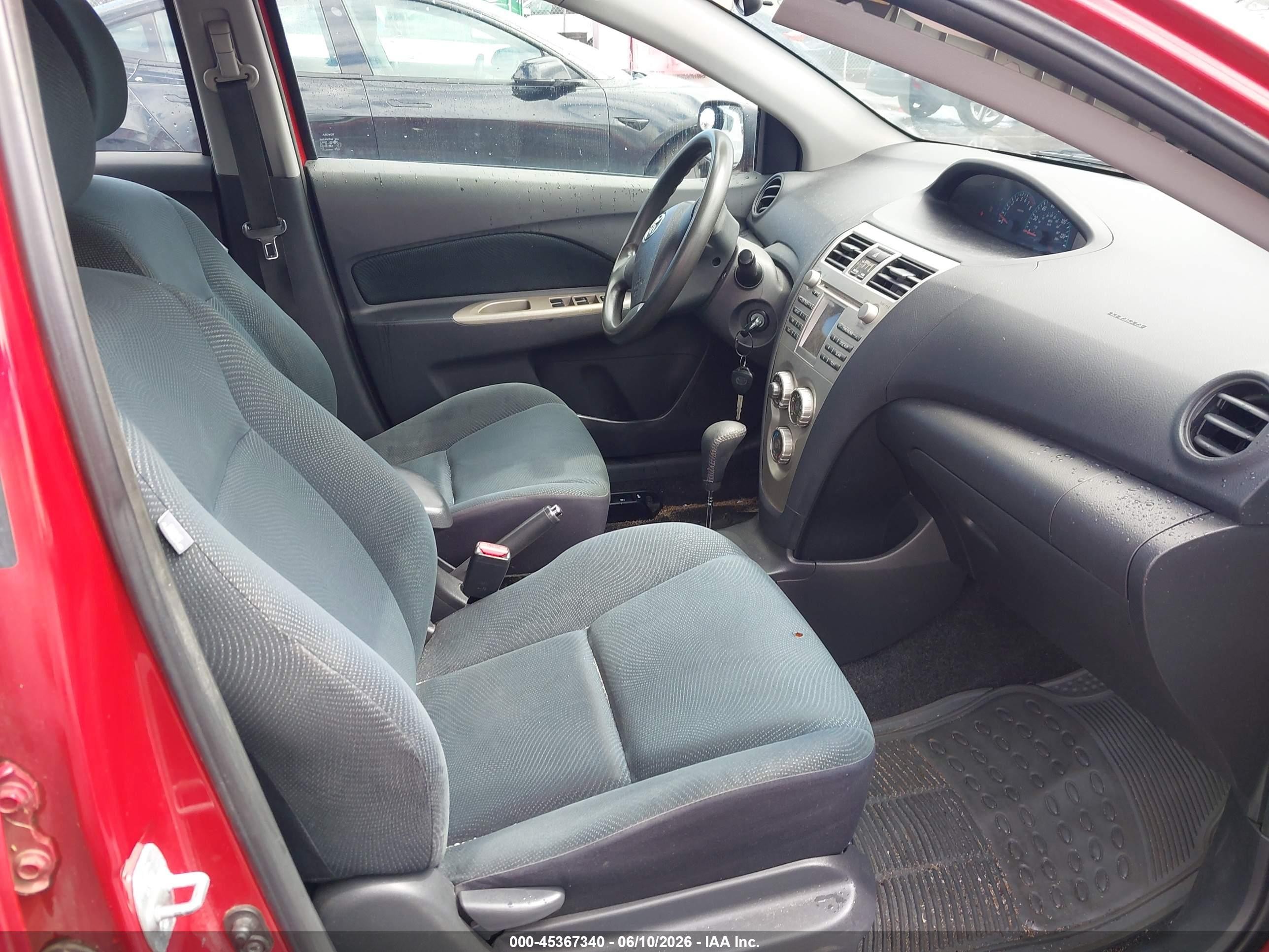 2011 Toyota Yaris   Red vin: JTDBT4K30B1400796