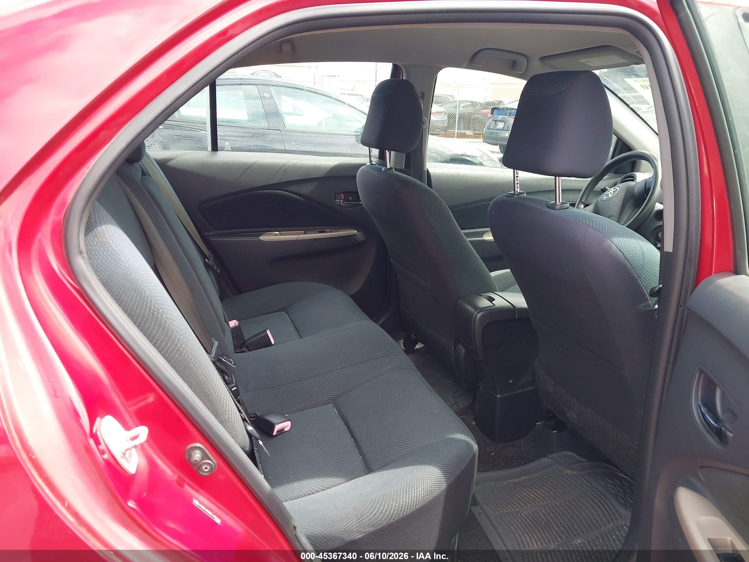 2011 Toyota Yaris   Red vin: JTDBT4K30B1400796