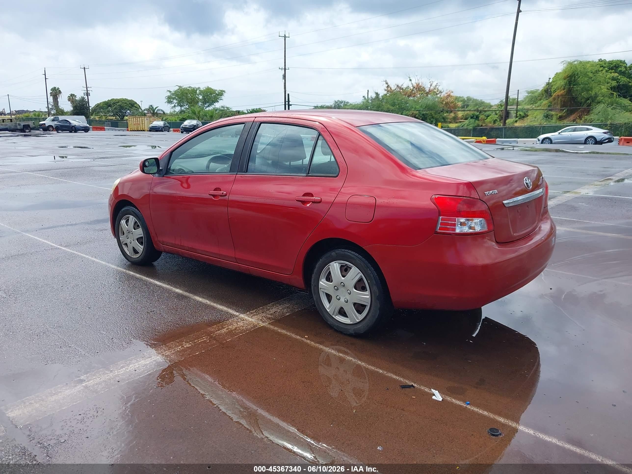 2011 Toyota Yaris   Red vin: JTDBT4K30B1400796
