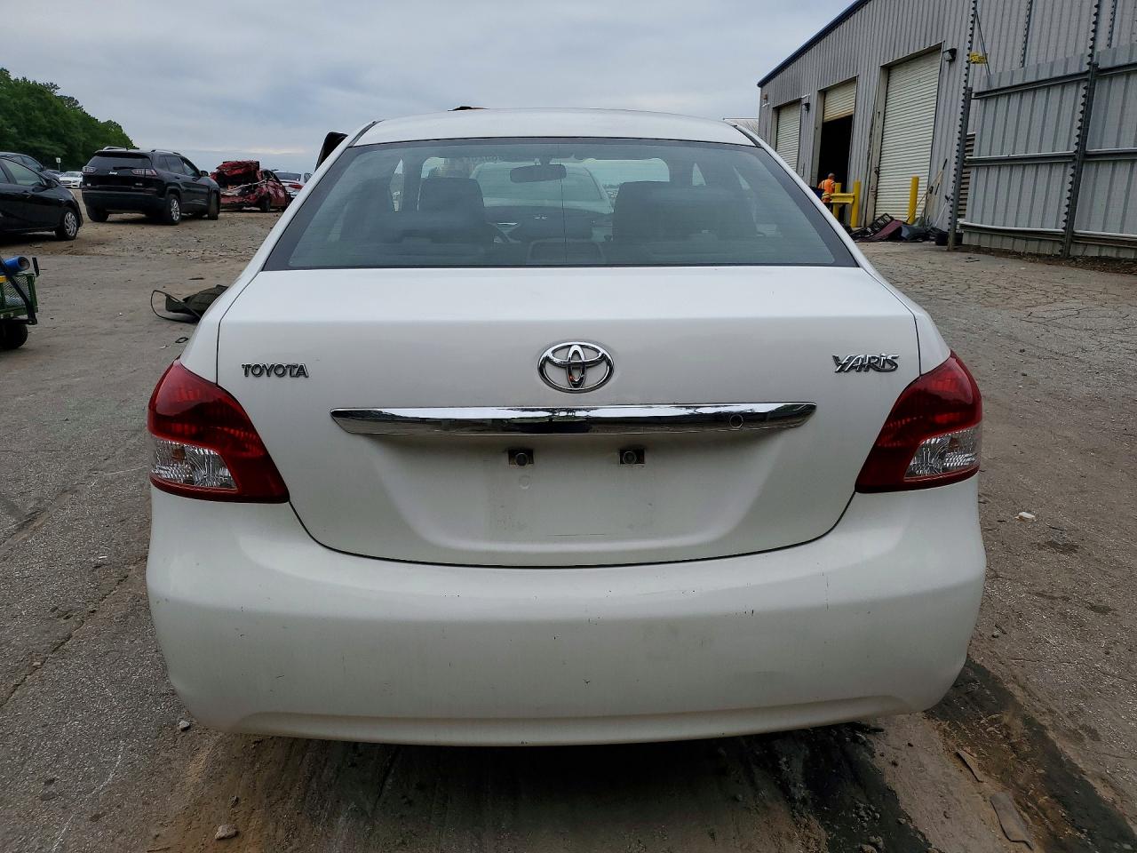 2010 Toyota Yaris Base White vin: JTDBT4K31A4071104