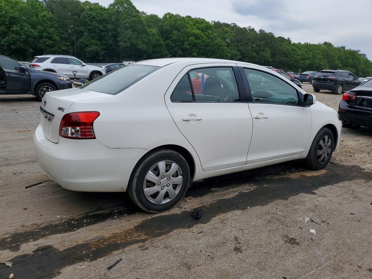 2010 Toyota Yaris Base White vin: JTDBT4K31A4071104