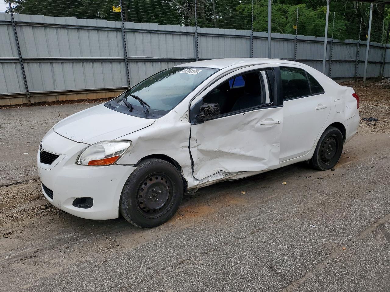 2010 Toyota Yaris Base White vin: JTDBT4K31A4071104