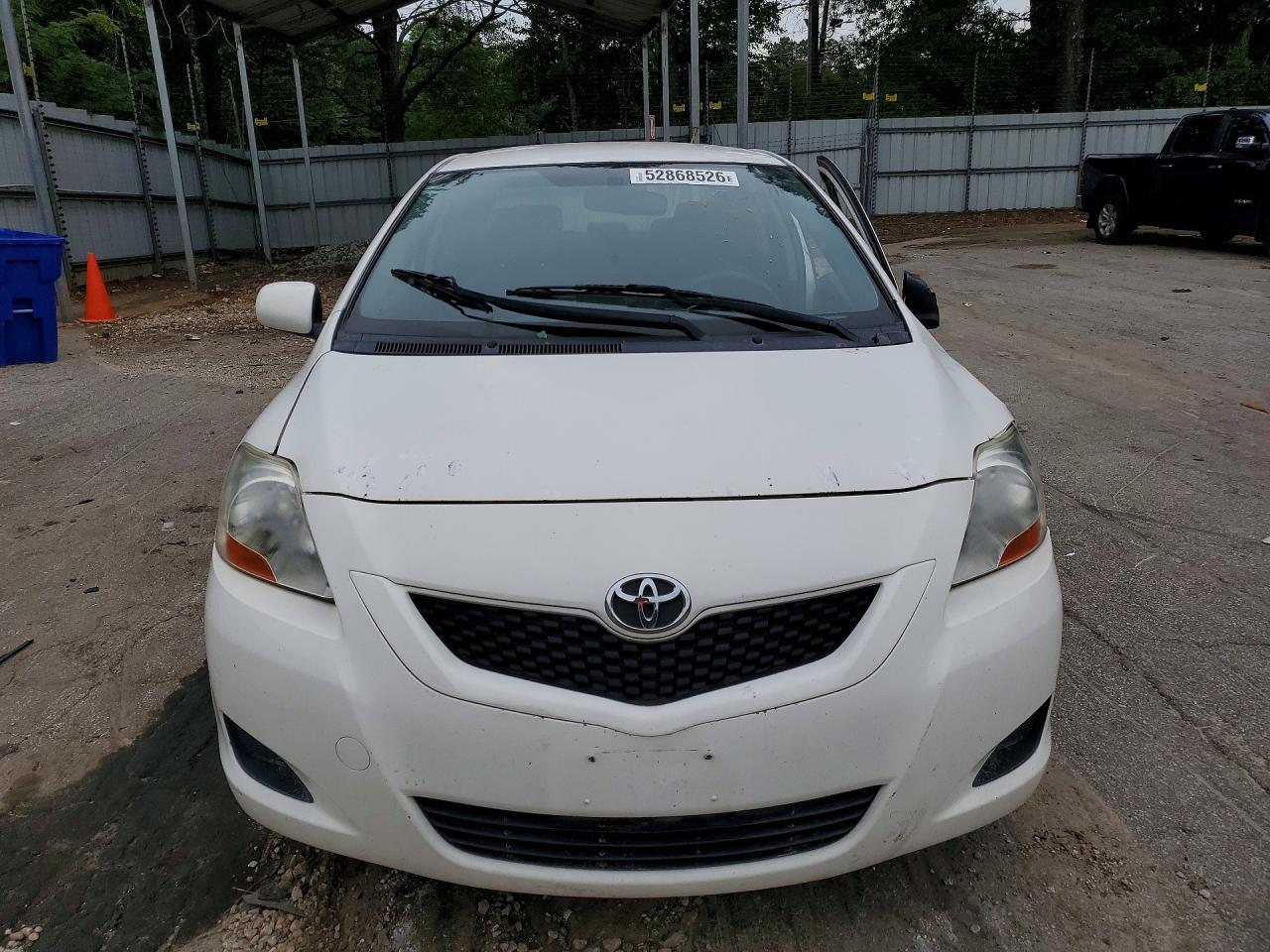 2010 Toyota Yaris Base White vin: JTDBT4K31A4071104