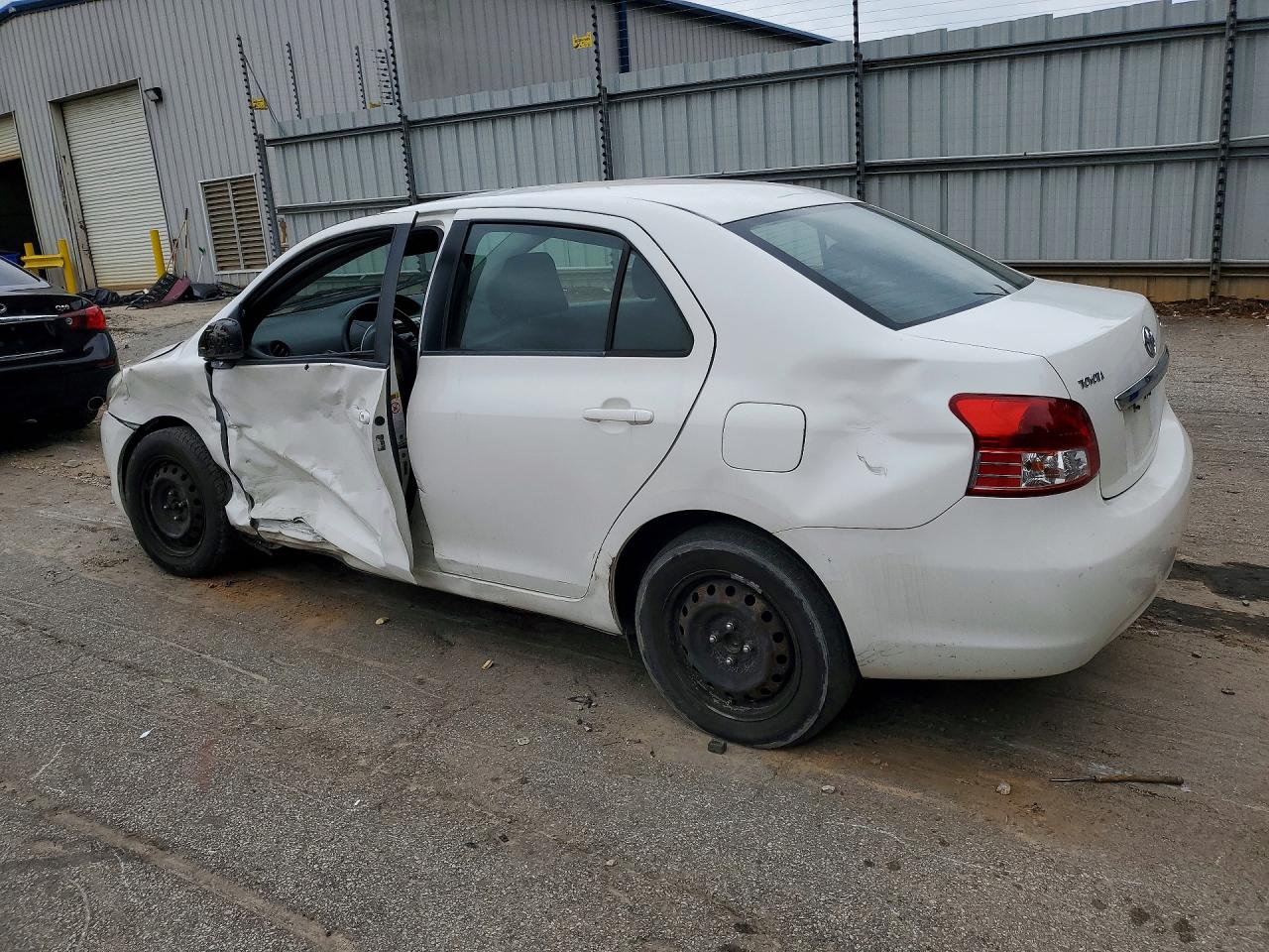2010 Toyota Yaris Base White vin: JTDBT4K31A4071104