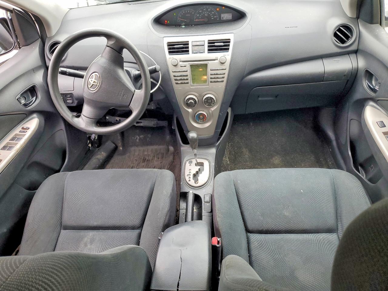2010 Toyota Yaris Base White vin: JTDBT4K31A4071104