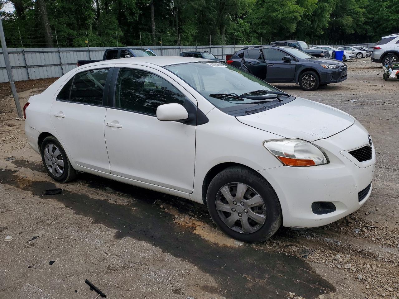 2010 Toyota Yaris Base White vin: JTDBT4K31A4071104