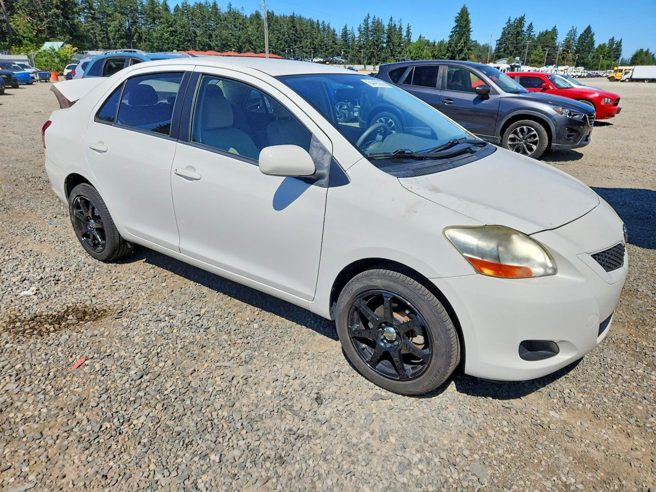 2011 Toyota Yaris Base White vin: JTDBT4K31B1406199