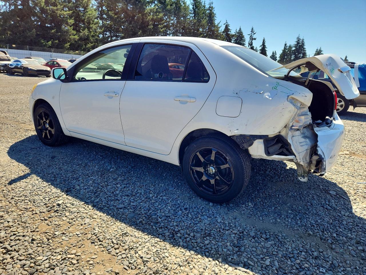 2011 Toyota Yaris Base White vin: JTDBT4K31B1406199