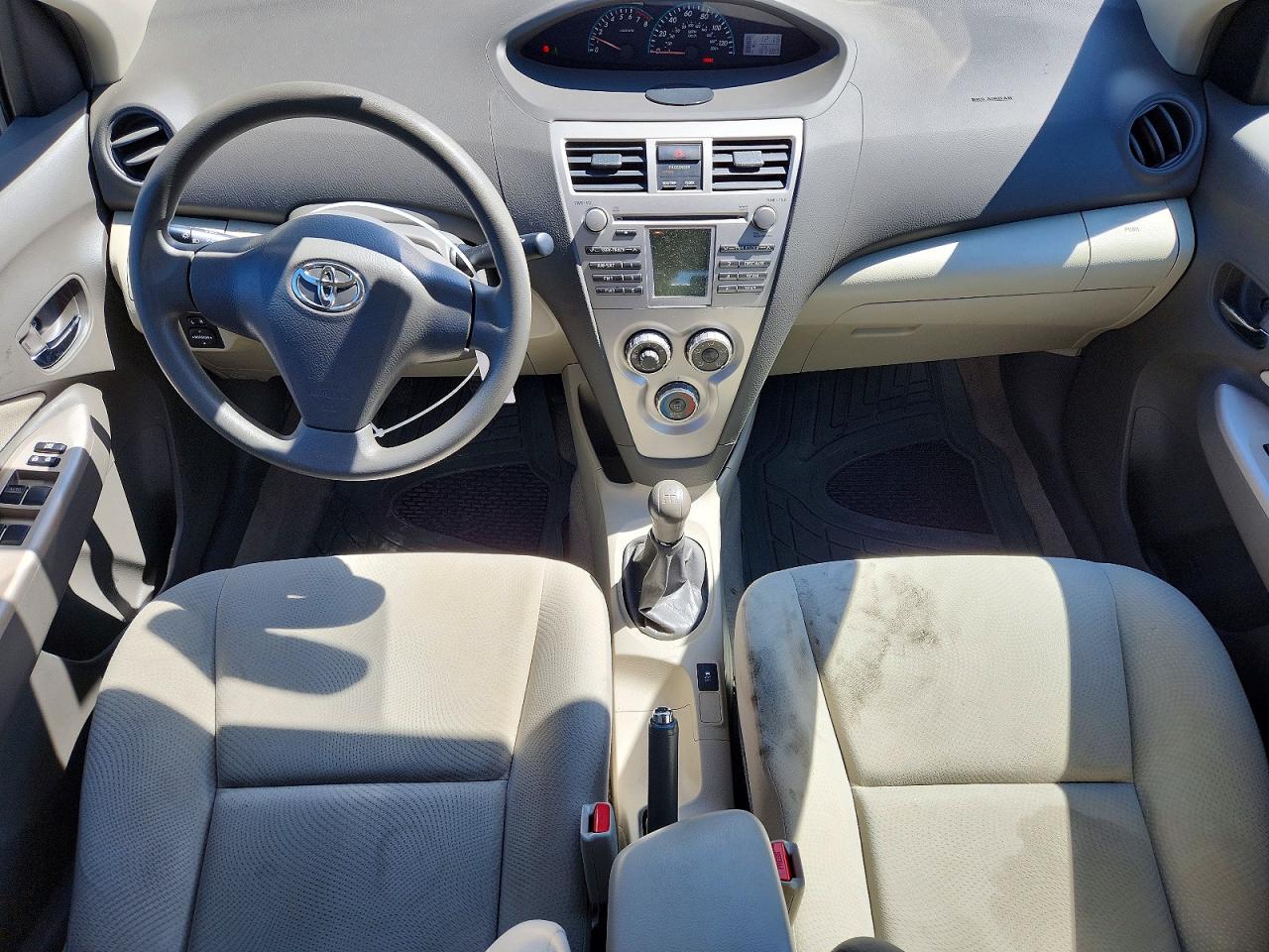 2011 Toyota Yaris Base White vin: JTDBT4K31B1406199