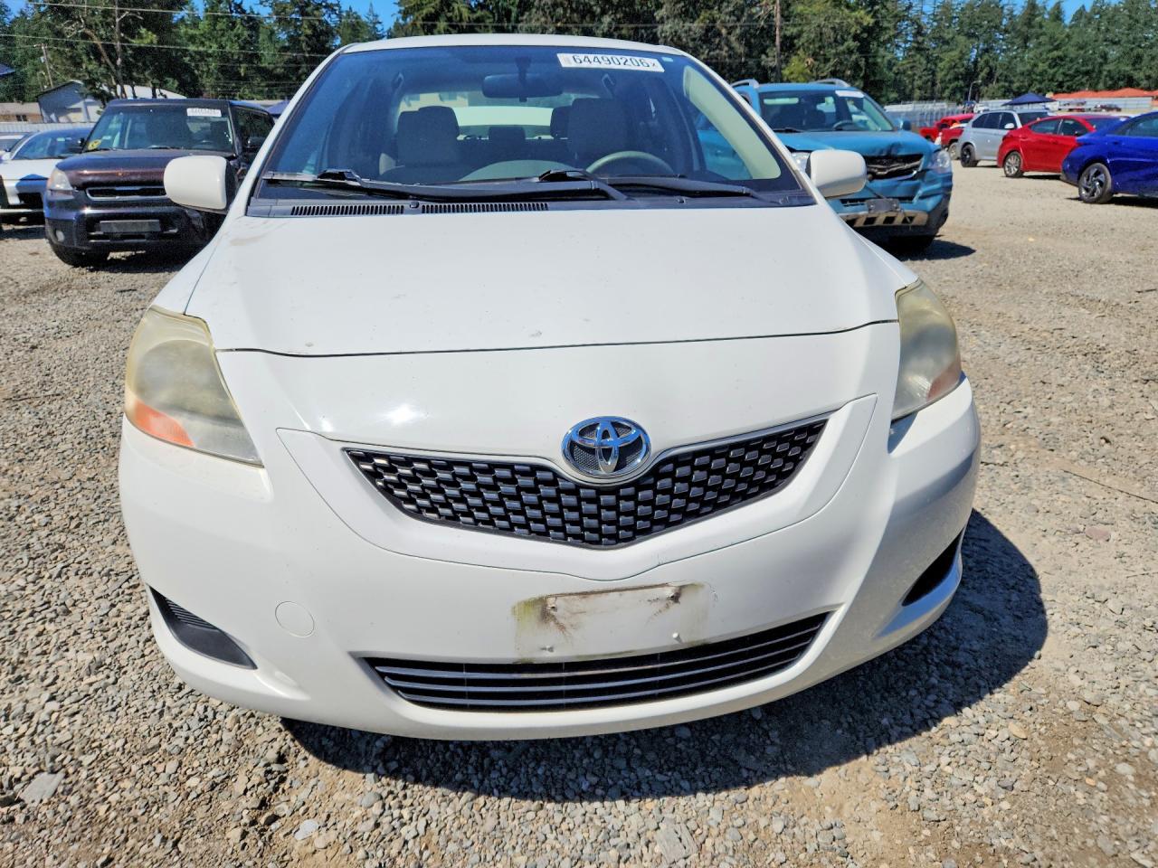 2011 Toyota Yaris Base White vin: JTDBT4K31B1406199