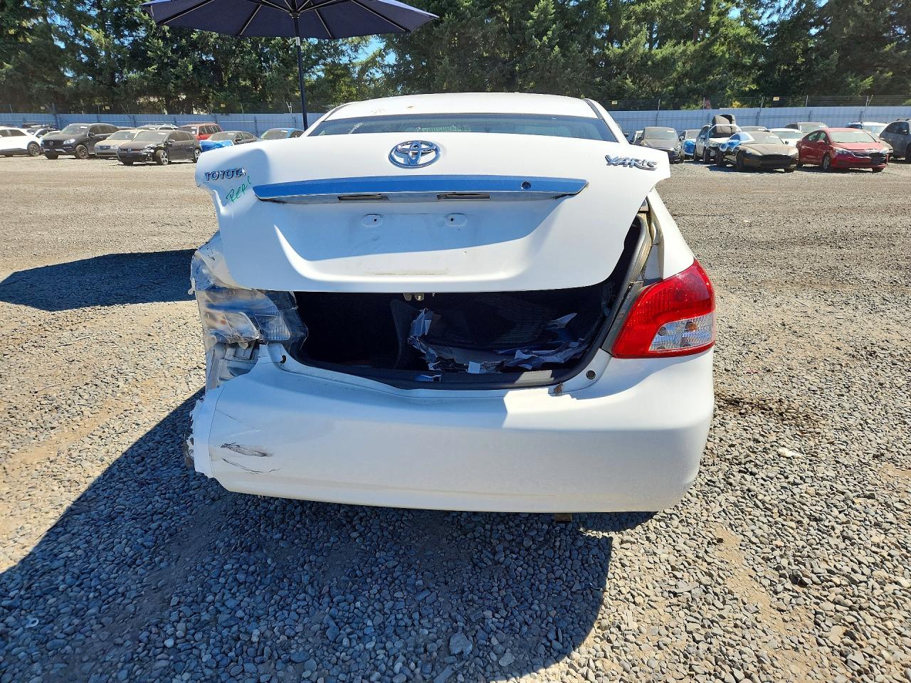 2011 Toyota Yaris Base White vin: JTDBT4K31B1406199