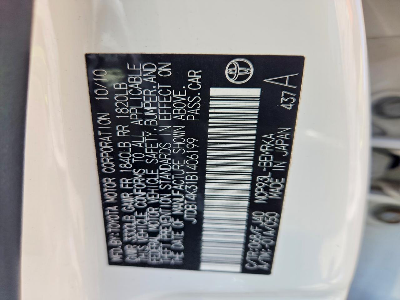 2011 Toyota Yaris Base White vin: JTDBT4K31B1406199