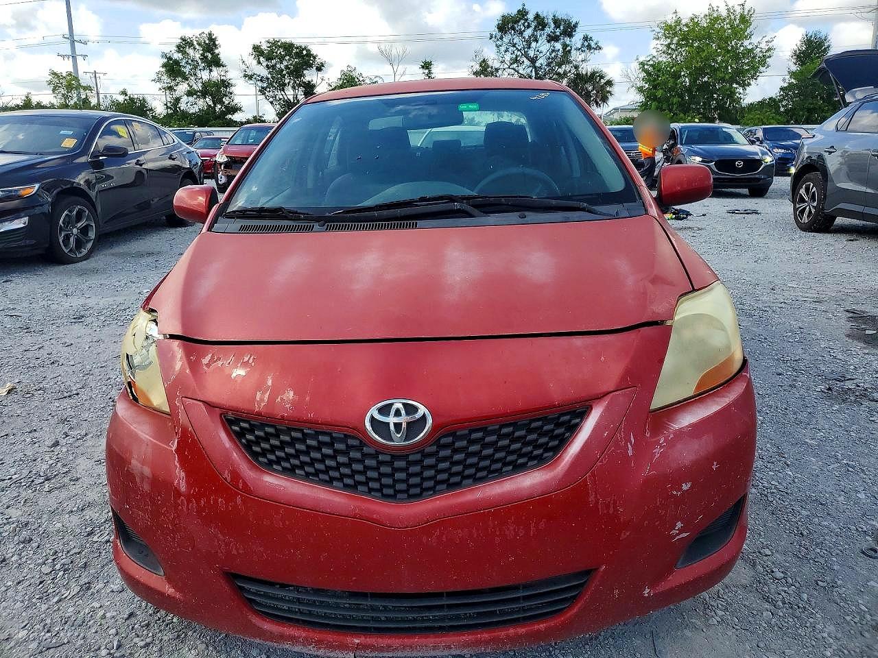 2011 Toyota Yaris Base Red vin: JTDBT4K31B1408292