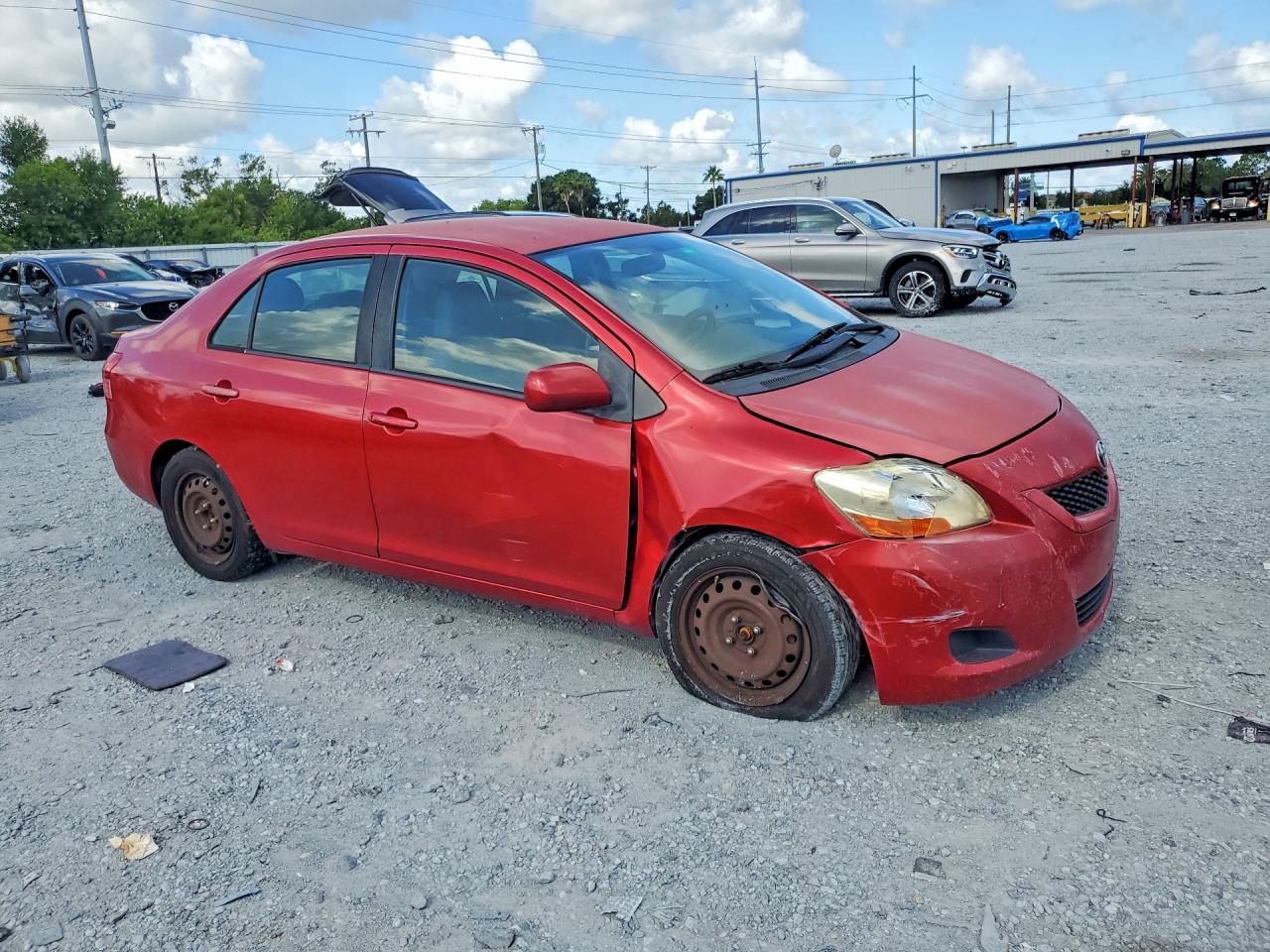 2011 Toyota Yaris Base Red vin: JTDBT4K31B1408292