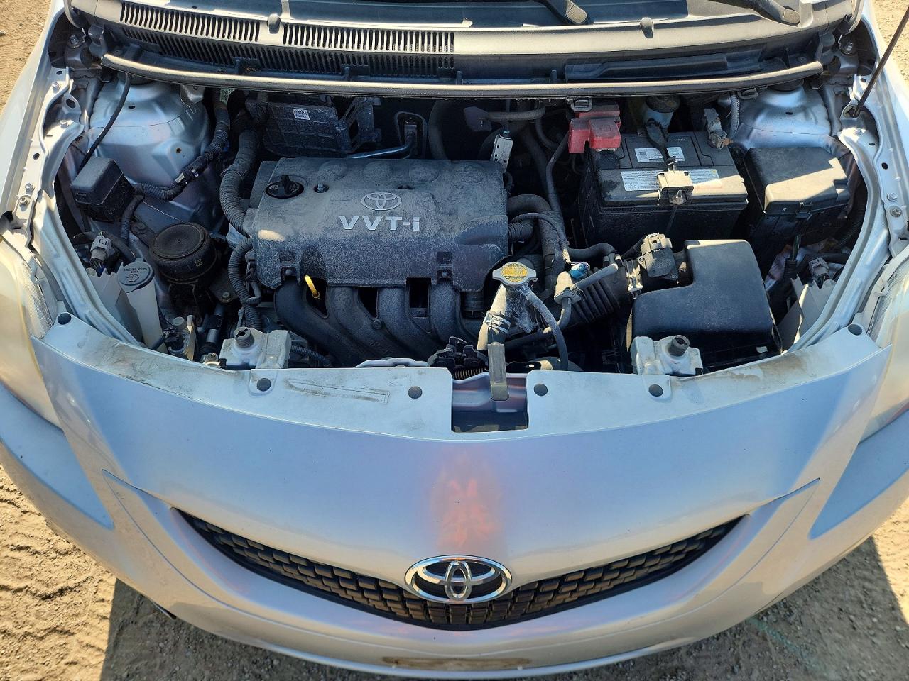 2010 Toyota Yaris Base Silver vin: JTDBT4K32A1357819