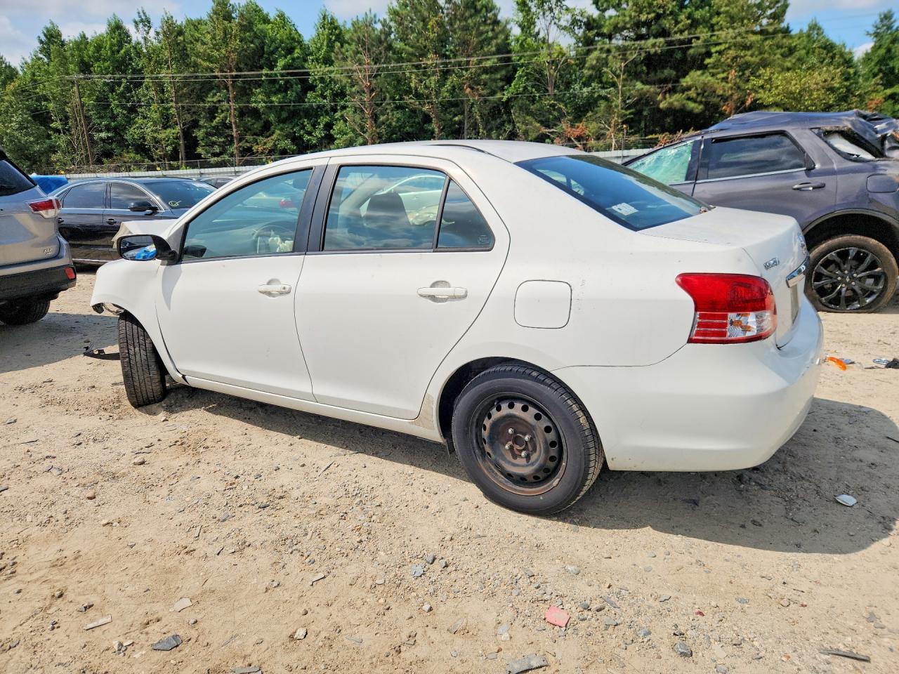 2010 Toyota Yaris Base White vin: JTDBT4K32A1362860